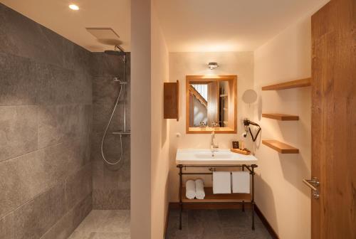 a bathroom with a sink and a shower at AlmRefugio in Neumarkt in der Oberpfalz