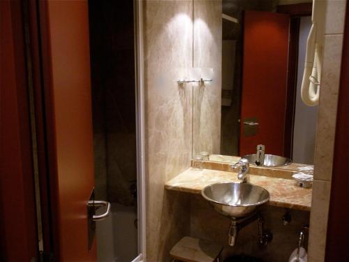 a bathroom with a sink and a shower at Anaco in Madrid