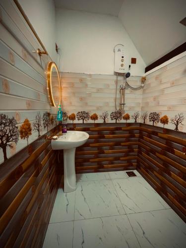 ein Badezimmer mit Waschbecken und Spiegel in der Unterkunft Loop Side Cabin in Ella