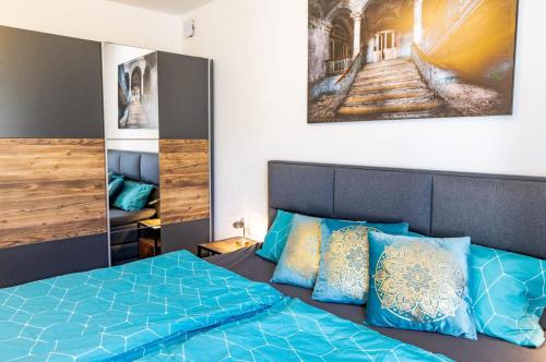 a bedroom with a bed and a painting on the wall at Moselgoldt in Burg