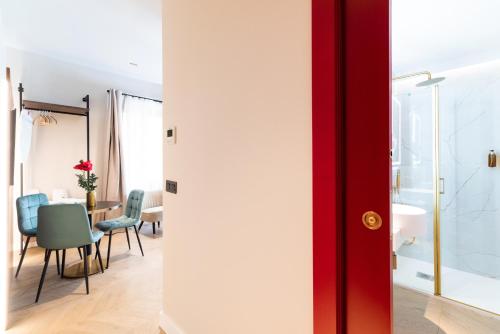a room with a red door and a dining room at Siesta de La Jefa in Granada