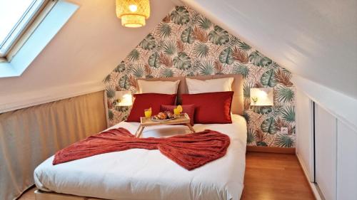 a bedroom with a large bed with red pillows at Duplex 4pers Calme Parking - Proche Gare & Rocade in Fleury-les-Aubrais