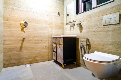 a bathroom with a toilet and a sink at Hotel Peak Paradise Resorts in Pahalgām
