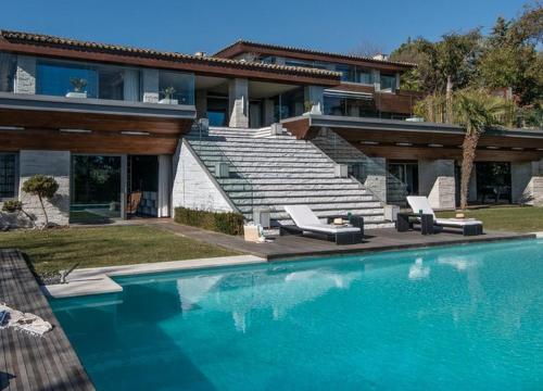 Spacious traditional house with garden and pool