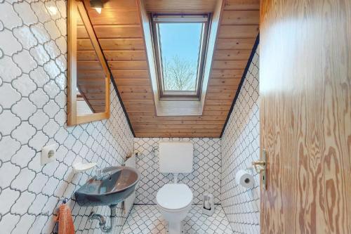 a small bathroom with a toilet and a window at Ferienwohnung Ettenheim in Ettenheim