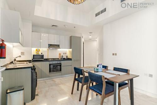High-floor | Canal & Skyline Views | Flexible 1.5BR | Walk to Downtown