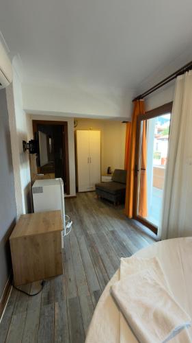 a living room with a couch and a table at Sarıyer Otel in Ula