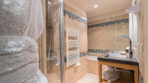 a bathroom with a shower and a sink at Hôtel Carlina by Les Etincelles in Belle Plagne