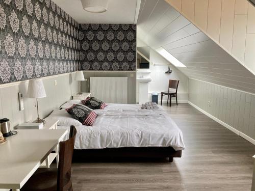 Llit o llits en una habitació de B&B Castellier