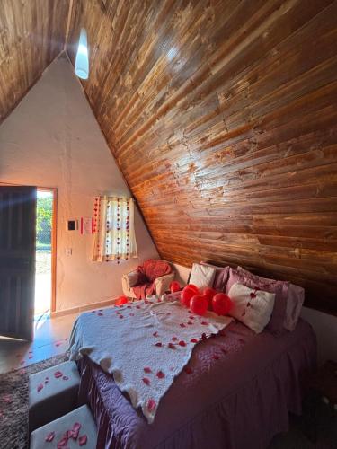a bedroom with a bed with a wooden wall at Elshadaychale in Ibiúna