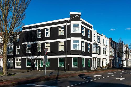 a black and white building on the corner of a street at Stad & Strandhotel Elisabeth in Vlissingen