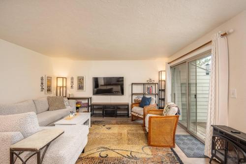 a living room with a couch and a tv at Cozy 3-Bedroom Townhome - 3 Miles from OSU! in Corvallis