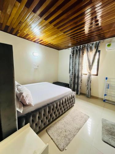 Llit o llits en una habitació de JFC Rentals