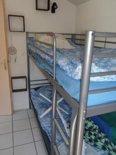 Chalet في بيسكاروس: سريران بطابقين في غرفة