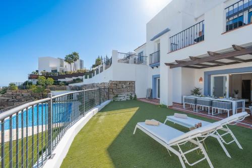 Paradisiacal 3 BDRM Apt with Sea Views, Gym & Spa