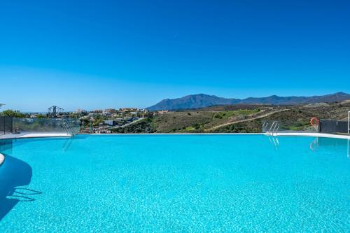 Paradisiacal 3 BDRM Apt with Sea Views, Gym & Spa