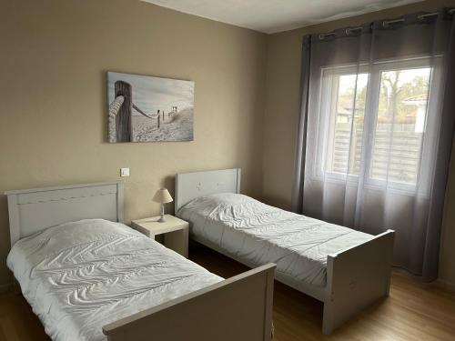Llit o llits en una habitació de LA LANDAISE