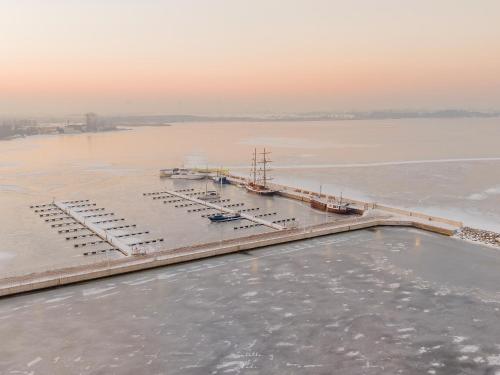 Houseboat GDY-50, dom na wodzie z sauną i jacuzzi