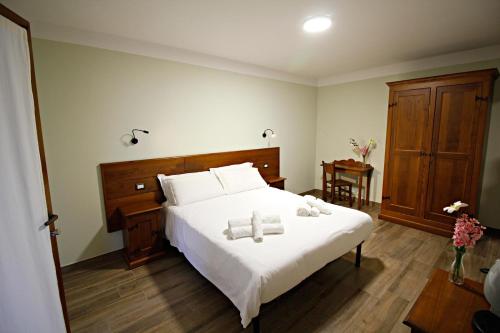 a bedroom with a bed with two towels on it at Casale Sienti'n Può in Norcia