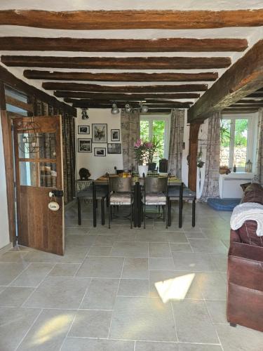 a dining room with a table and chairs at Maison du bonheur in Seur