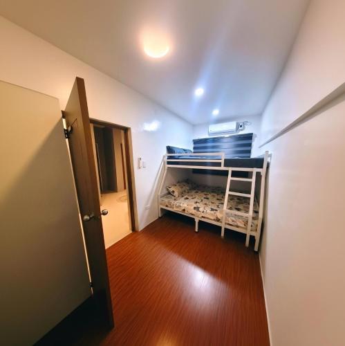 ein kleines Zimmer mit Etagenbett und Flur in der Unterkunft Maison Tres with Dipping Pool, billiards, airhockey, videoke and netflix and chill in Antipolo