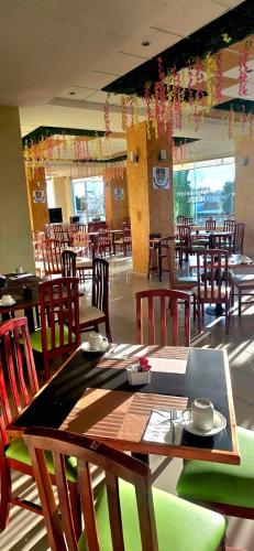 a dining room with a table and chairs in a restaurant at Hotel Enterprise Inn Poliforum in León