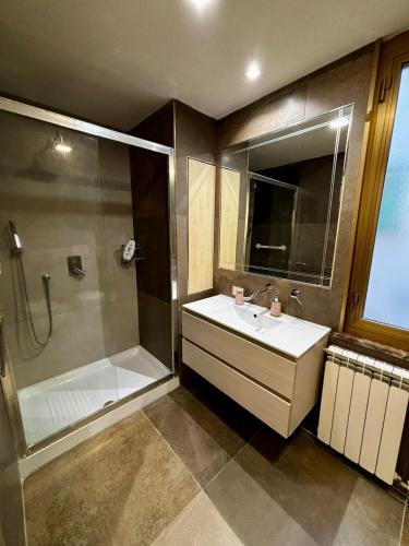 a bathroom with a shower and a sink and a shower at Grazioso Appartamento Ostia Roma in Lido di Ostia