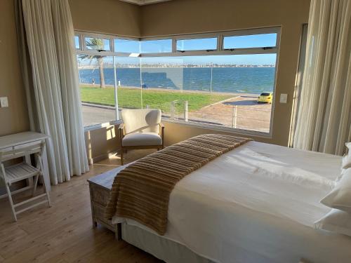 una camera da letto con un letto e una grande finestra di Lagoon View Self Catering a Walvis Bay