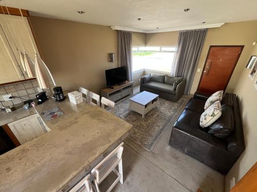 una vista aerea di un soggiorno con un divano di Lagoon View Self Catering a Walvis Bay