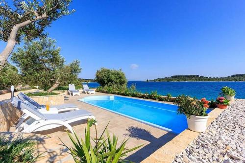 Beachfront House Dalmatino Trogir with pool on Čiovo