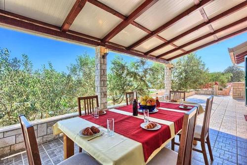 Beachfront House Dalmatino Trogir with pool on Čiovo