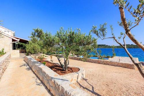 Beachfront House Dalmatino Trogir with pool on Čiovo