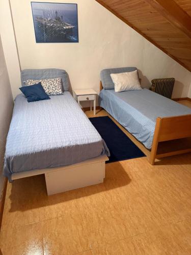 a room with two beds in a room at Vino Domus in Cabeção