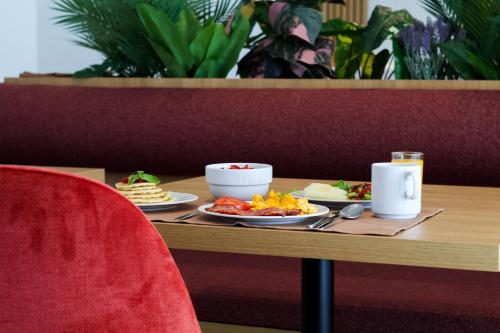 a table with two plates of food on it at Oporto Fly Hotel in Maia