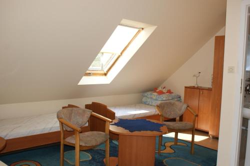 ニエホジェにあるAlmaのベッドルーム1室(ベッド1台、椅子、窓付)