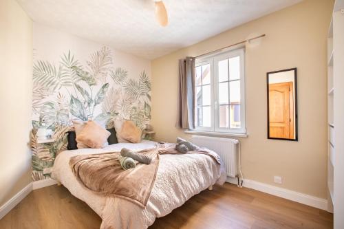a bedroom with a bed with two stuffed animals on it at Gîte Bretzel et Grappe in Ingersheim