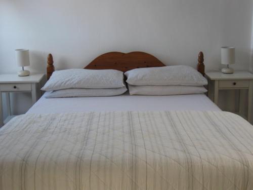 sypialnia z dużym łóżkiem i 2 szafkami nocnymi w obiekcie Trezise Cottage w mieście Penzance