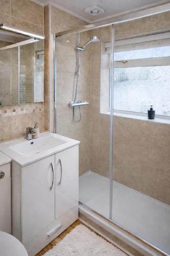 a bathroom with a shower and a sink at Rosie House 3 bedroom House in Sandbach with Parking in Sandbach