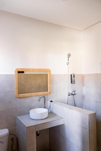 ein Badezimmer mit Waschbecken und Spiegel in der Unterkunft Ims'Chill Hotel in Imsouane