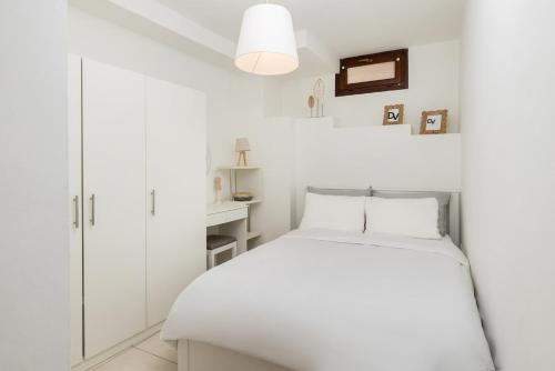 DVision Apartment - In the Heart of Historic Ano Poli