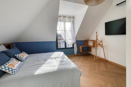 a bedroom with a bed with blue and white walls at Le Jardin de Lili - Disney 30 min - Clim & Wifi in Germigny-lʼEvêque