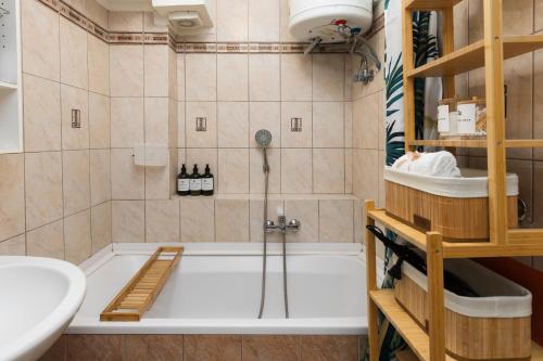 DVision Apartment - In the Heart of Historic Ano Poli