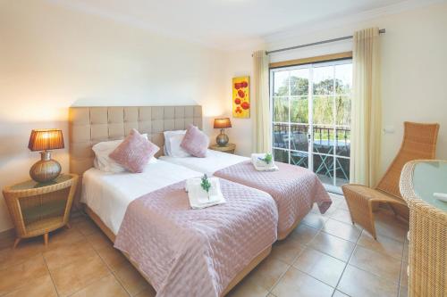 Stylish 2BR Apartment with Pool Parking & WiFi