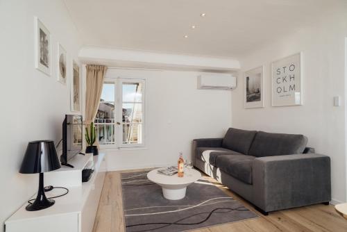 un salon avec un canapé et une table dans l'établissement Oli's Flat Nice, à Nice