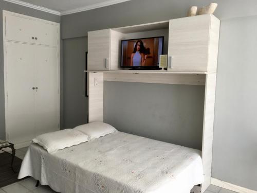 1 dormitorio con 1 cama y TV en un estante en Fantastic View by the Sea en Mar del Plata