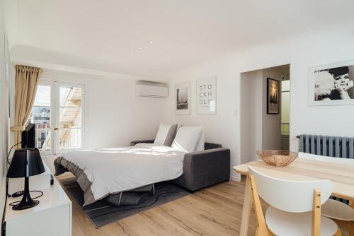 une chambre avec un lit, un bureau et une table dans l'établissement Oli's Flat Nice, à Nice
