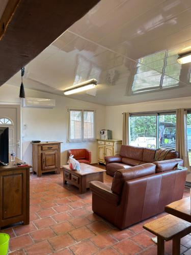 un salon avec un canapé et une table dans l'établissement Au cabanon, à Port-Saint-Louis-du-Rhône