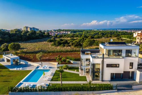 Luxury Villa Deluxe Pula with heated pool in Istria