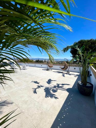 GRAND VILLA Costa del Sol, 10 bedrooms, sleeps up to 30, sea view