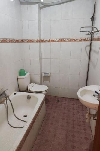 ein Badezimmer mit Badewanne, Toilette und Waschbecken in der Unterkunft Hotel Bima in Klaten